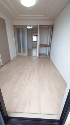 【洋室】 | ロイヤルガーデン杉山 | 6帖　収納