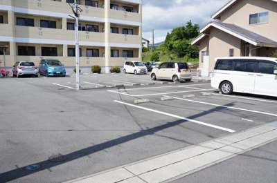 【駐車場】 | ロイヤルガーデン杉山 | 平置き駐車場　2台目駐車場あり