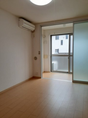 【居間・リビング】 | プリムローズＫＭ | こちらの居間で趣味の時間をお楽しみください