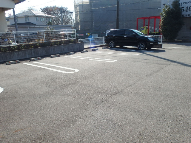ルミエールＳの駐車場