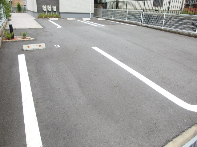 フィデール竜美南の駐車場