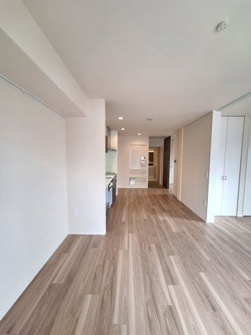 （シニア限定）グランビレッジ橋本の居間・リビング|白基調の明るいお部屋