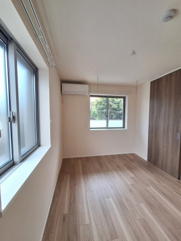 （シニア限定）グランビレッジ橋本の居間・リビング|２面採光の洋室