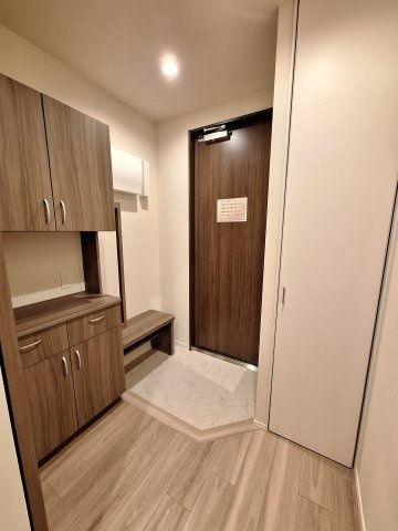 （シニア限定）グランビレッジ橋本の玄関|玄関にイス手すり付き