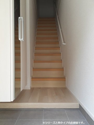 【玄関】 | ブリッサ絢女 | 収納もある玄関です