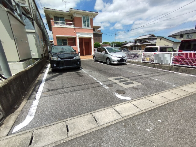 コーポラス高塚Ⅱの駐車場