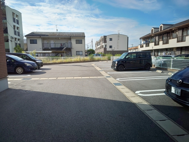 プランドールⅢの駐車場