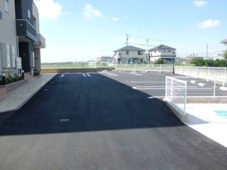 レゾンドⅢ・神田の駐車場