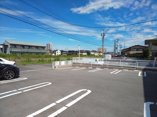 ヴィラ西新町の駐車場