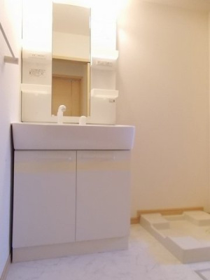 【洗面所】 | コウヒロハイムＤ | スペースが確保できる洗面所です