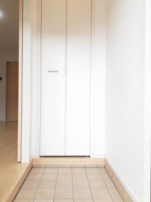 【玄関】 | メゾン・エルピス | 収納もある玄関です