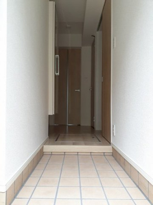 【玄関】 | グリーン・パレス岡宮Ⅱ | ゆったりとした玄関です