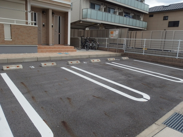 シャルマン・クレール羽根の駐車場