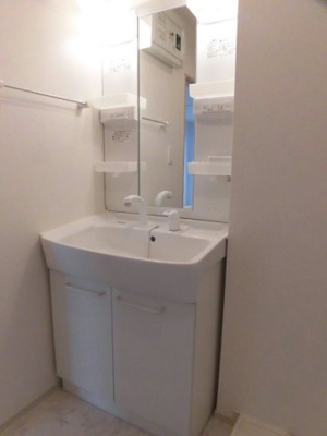 【洗面所】 | プルメリア | 明るい洗面所です