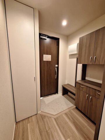 （シニア限定）グランビレッジ橋本の収納|玄関収納とイス手すり付き