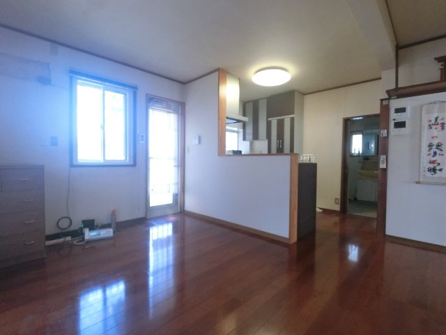 みやき町中津隈一戸建の居間・リビング|ダイニングの南側に木造のテラスを増築されています。