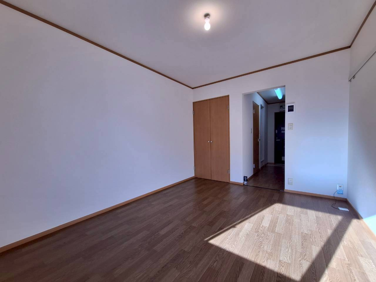 メゾンビフォアの寝室|★バルコニー側から見た洋室★