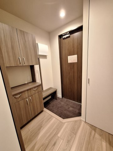 （シニア限定）グランビレッジ橋本の玄関|玄関にイス手すり付き