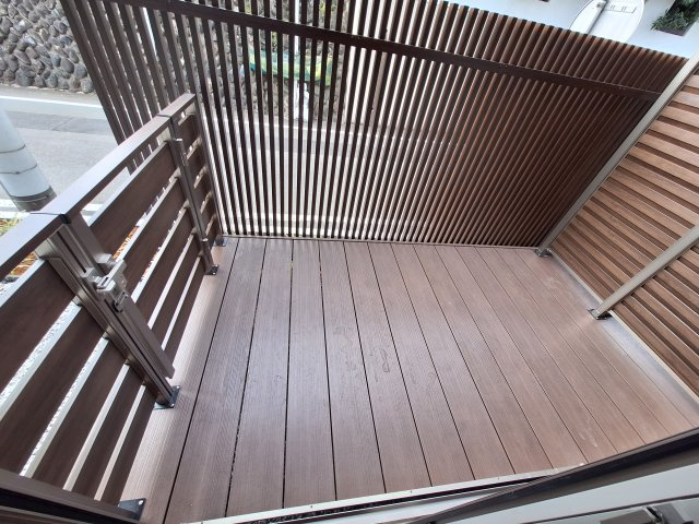 （シニア限定）グランビレッジ橋本のバルコニー|ウッドデッキ