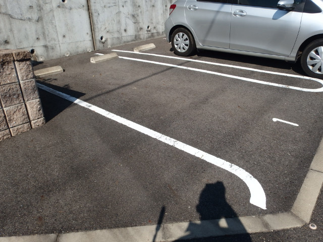 レオネクストラークヒルズの駐車場