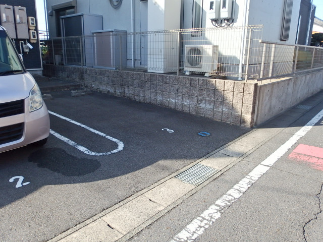 レオネクスト袖広の駐車場