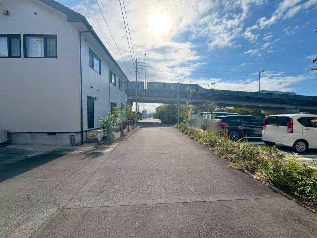 栗東市綣6丁目　中古戸建ての前面道路含む現地写真