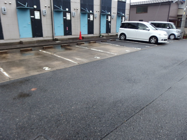 レオパレス若松の駐車場