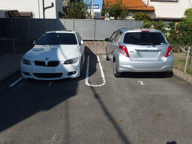 レオネクスト上河原の駐車場