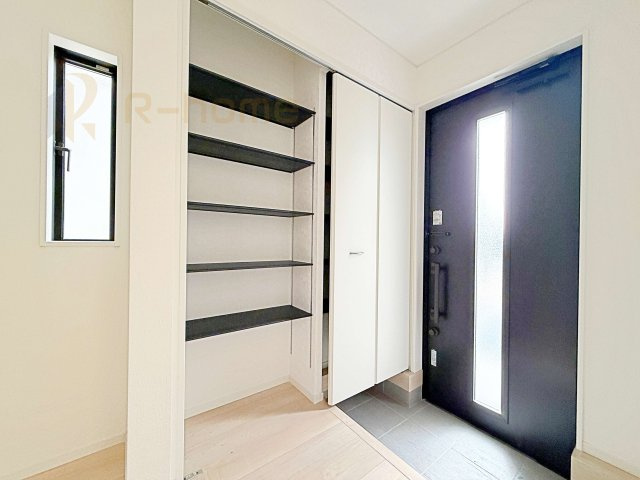 結城市結城第43　新築戸建て　5号棟の玄関|気持ちよくご家族やゲストを送迎できる穏やかな雰囲気の玄関♪大きな下駄箱で玄関廻りスッキリ♪