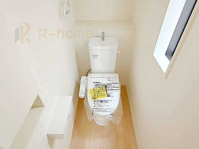 結城市結城第43　新築戸建て　5号棟のトイレ|温水洗浄便座付きのトイレ。
トイレが２ヵ所設置で朝の忙しい時間でも安心です。