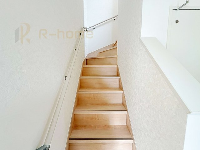 結城市結城第43　新築戸建て　5号棟の内装|手すりのついた階段！小さなお子様の利用も一安心です♪