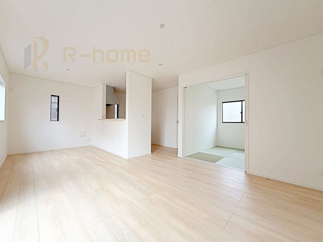 結城市結城第43　新築戸建て　5号棟の居間・リビング|広くて明るいＬＤＫ♪ ゆったりくつろげるリビングスペースで、ご家族皆様の笑顔が溢れます。