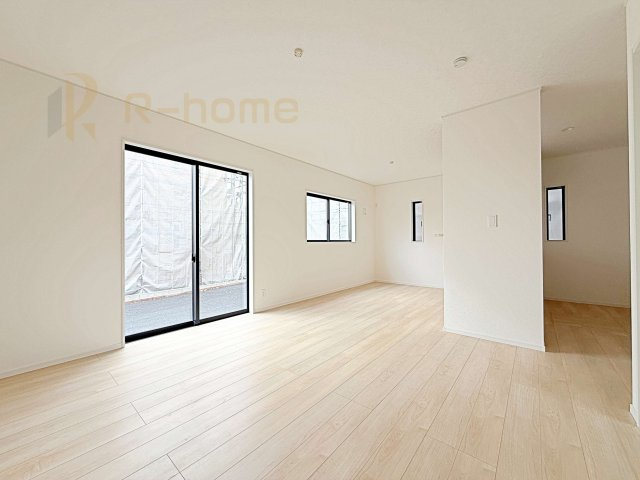 結城市結城第43　新築戸建て　5号棟の居間・リビング|リビングには開口部を可能な限り多く設けました。人が集まる場所なので開放感が必要な場所だと思います。