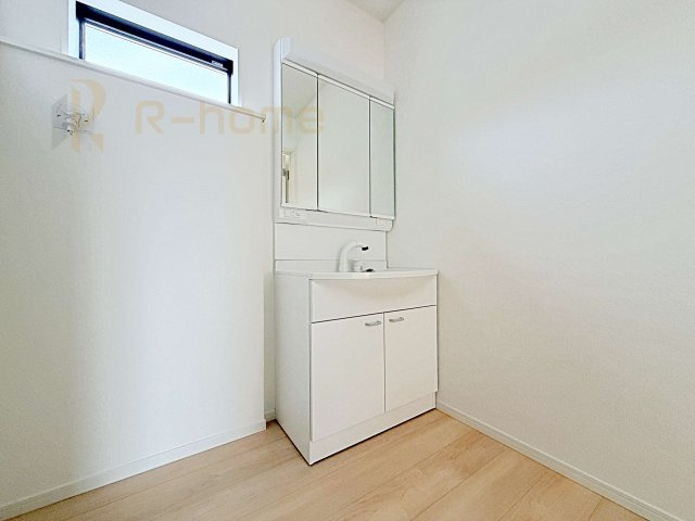 結城市結城第43　新築戸建て　5号棟の洗面所|清潔感溢れる洗面台は嬉しい三面鏡付き。洗剤や歯ブラシなどもすっきり収納できます♪