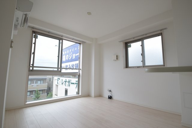 コンフォーティアの居間・リビング|大きな窓があります