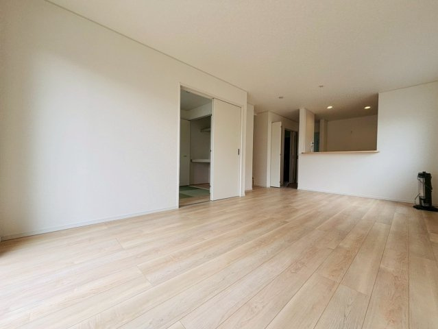 【商談中】クワイエ　大垣市稲葉北3丁目第2　全2区画分譲の居間・リビング|フローリング材は木目調でナチュラルな美しさ。様々な傷やクラックの発生を大幅に抑える特殊加工済みです。
床材に受ける様々な傷や、温度・湿度変化によるクラックの発生を大幅に抑える特殊加工を施工済み。