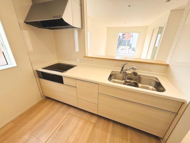 【商談中】クワイエ　大垣市稲葉北3丁目第2　全2区画分譲のキッチン|お手入れがラクなステンレスをワークスペース部分トップに使用した、機能的で美しいシステムキッチンです。
浄水器組込み水栓でシンクまわりがスッキリ広々お使いいただけます。フラットな造りでお掃除も楽々です。