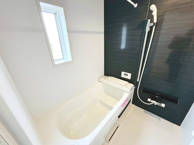 【商談中】クワイエ　大垣市稲葉北3丁目第2　全2区画分譲の浴室|保温浴槽使用で４時間たっても浴槽の湯温低下はわずか約2.5度の省エネ仕様です。【暖房換気乾燥機】付き！
サイドブロー機能を備えた省エネ衣類乾燥機です。窓付きの明るく清潔な空間でゆったりバスタイムを！