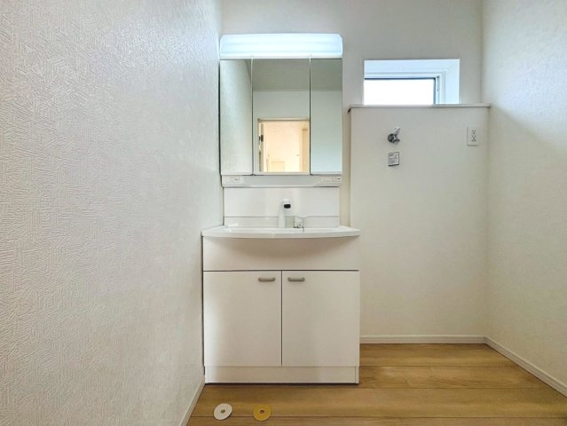 【商談中】クワイエ　大垣市稲葉北3丁目第2　全2区画分譲の独立洗面台|床材に受ける様々な傷や、温度・湿度変化による、クラックの発生を大幅に抑える特殊加工を施工済みです。
水栓はリフトアップできて両手が使えます。またハンドシャワーでも使えます。