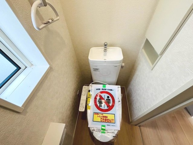 【商談中】クワイエ　大垣市稲葉北3丁目第2　全2区画分譲のトイレ|超表面平滑加工とイオンパワーの「セフィオンテクト」加工で、汚れが付きにくく落ちやすい仕様のトイレです。
またツイントルネード洗浄で少ない水でも前方の返し部分から後方部までしっかり洗浄できます！