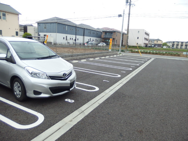 クレイノラフルールの駐車場