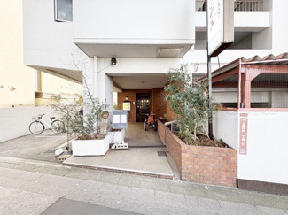 【エントランス】 | お客様を、そして住人を出迎えてくれるマンションのエントランス。ゴミが落ちていないことからも、管理状態の良さや住民の節度の高さが見て取れます。～即日のご見学可能～　お問合せはお気軽にどうぞ。