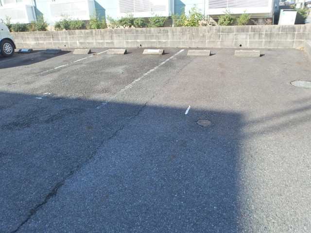レオパレス花木　の駐車場