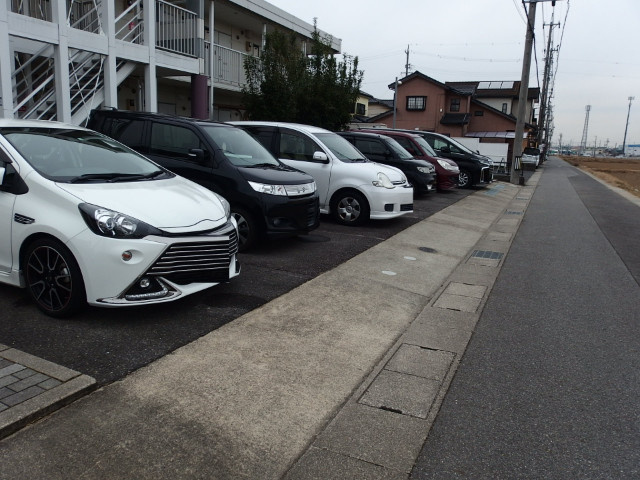 レオパレスバローネの駐車場