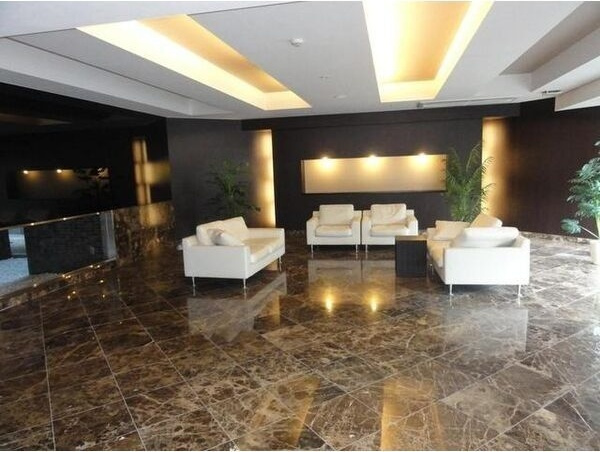 アーデン泉プレミアのエントランス