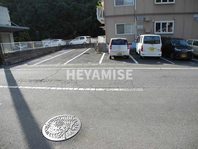 フレグランス草野の駐車場