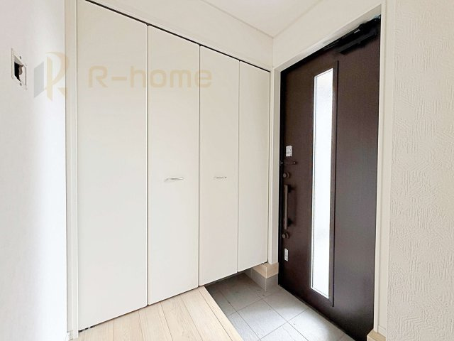 結城市結城第43　新築戸建て　6号棟の玄関|気持ちよくご家族やゲストを送迎できる穏やかな雰囲気の玄関♪大きな下駄箱で玄関廻りスッキリ♪