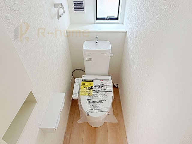結城市結城第43　新築戸建て　6号棟のトイレ|温水洗浄便座付きのトイレ。
トイレが２ヵ所設置で朝の忙しい時間でも安心です。