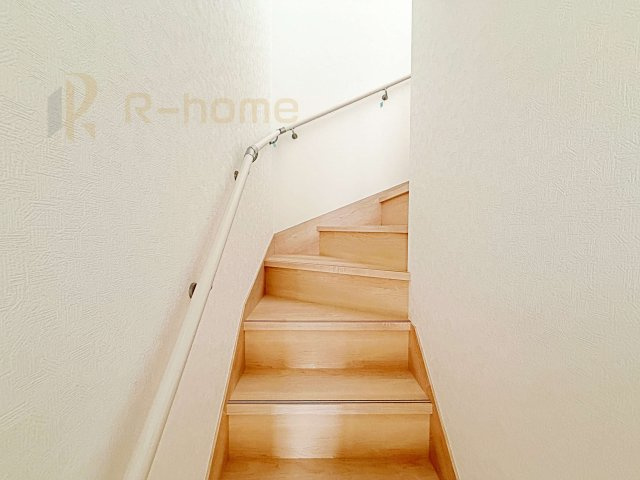 結城市結城第43　新築戸建て　6号棟の内装|手すりのついた階段！小さなお子様の利用も一安心です♪