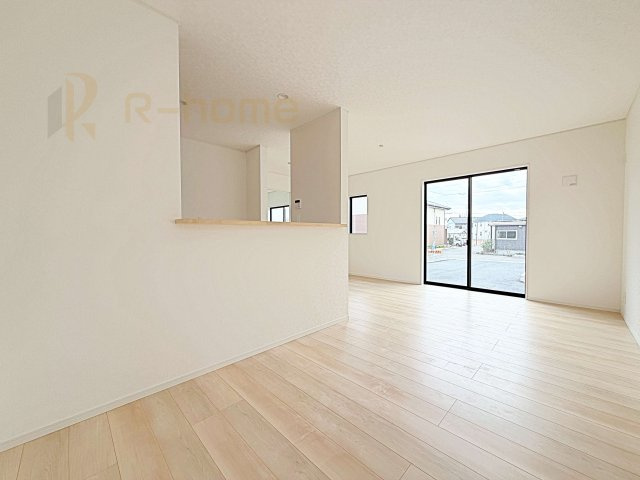 結城市結城第43　新築戸建て　6号棟の居間・リビング|広々とした余裕のあるリビングです♪大きな窓からは自然光が届きます。